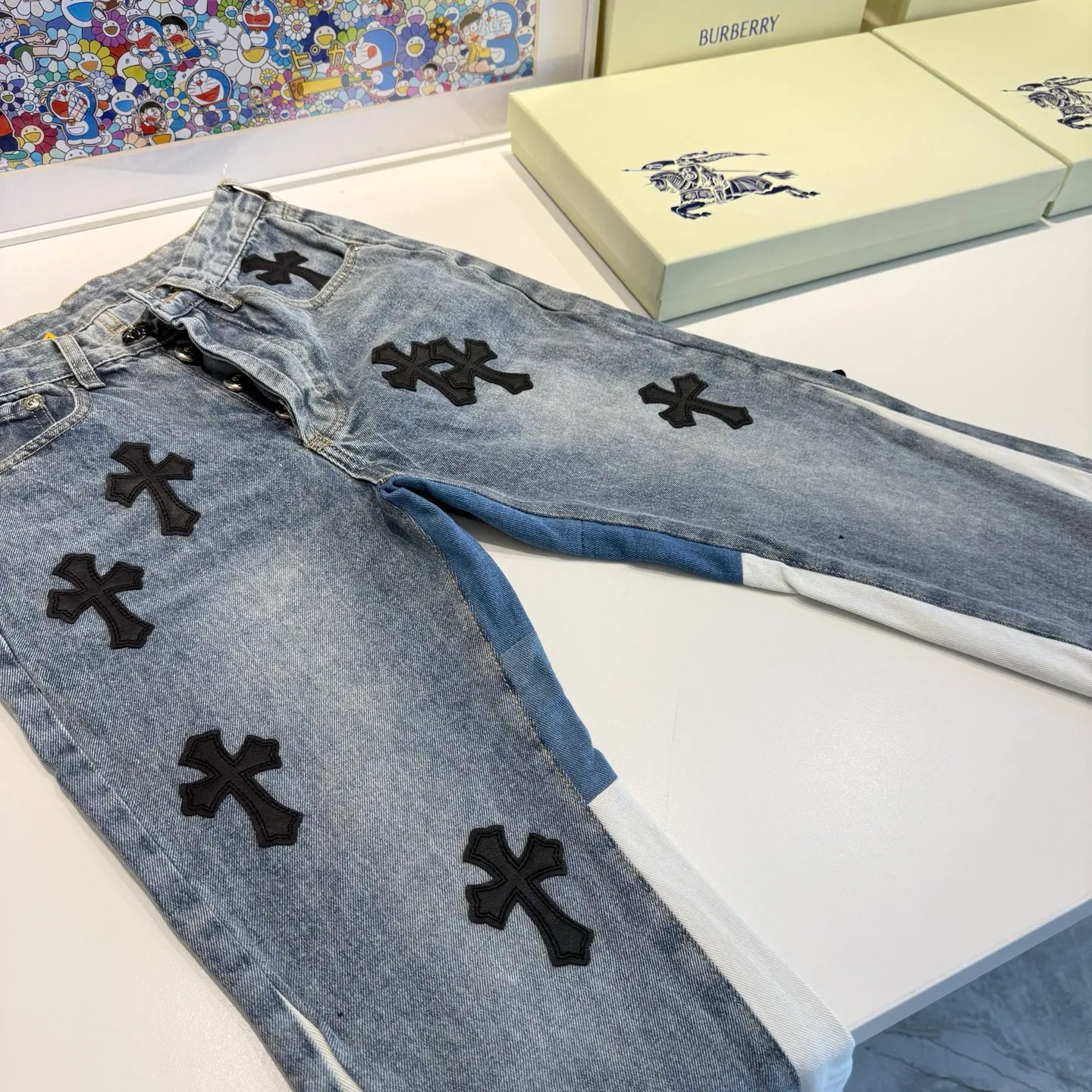 P290 model number: D446 GALLERY DEPT & Chrome hearts. Multi-leather black leather cross loose washed blue flared jeans. It truly restores the ultimate vintage texture. The original hardware accessories, washed and other elevators, and the QR code analysis are all purchased from the original factory. The degree of restoration is high. You are welcome to compare the products~ Three-dimensional version. Loose and comfortable, not picky about the figure. Makes taller and slimmer. Factory Seiko. Original factory quality control. Same style for men and women. Can be matched with couples. Versatile recommendation. Jeans that are a must-have for all seasons. Trendy people have been disappointed. From the quality selection of fabrics, the tailoring of details, and the matching of patterns, they are all impeccable! The upper body is so handsome when worn...it can be easily worn by men, women and children! The craftsmanship is made of heavy-duty washed pure cotton denim fabric. After washing, it is soft and thick. It is very stylish when worn. Size: 28, 30, 32, 34, 36 (S-XXL) Color: Stitching Size reference # 28 trouser length 100 waist 72 30 trouser length 102 waist 76 32 trouser length 104 waist 80 34 trouser length 106 waist 84 36 pants length 108 waist circumference 88